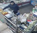 Кражу в магазине в Охе зафиксировала камера видеонаблюдения 