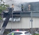 В Южно-Сахалинске продолжают тушить крупный пожар на складе