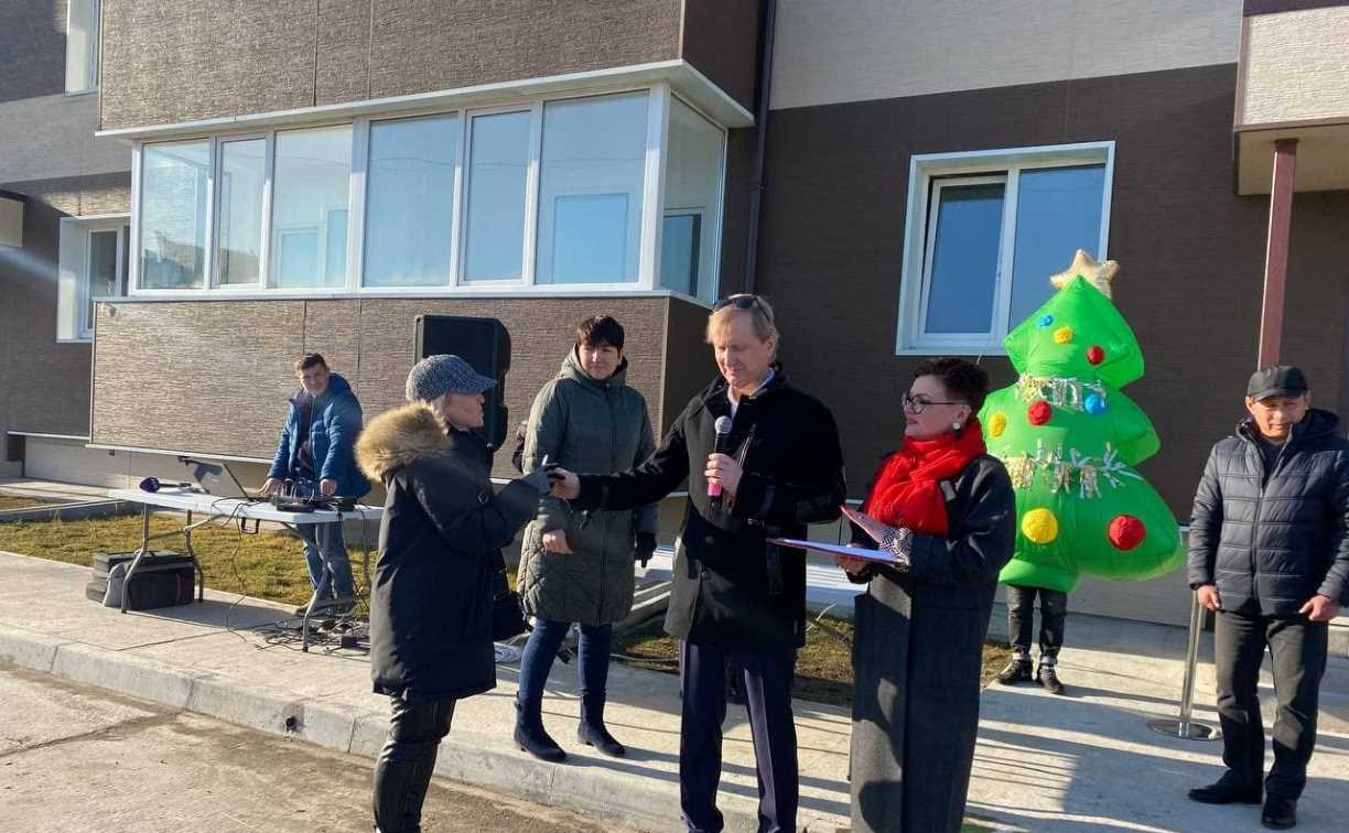 В селе на Курилах сдали новый арендный дом на 18 квартир | 09.12.2021 |  Южно-Сахалинск - БезФормата