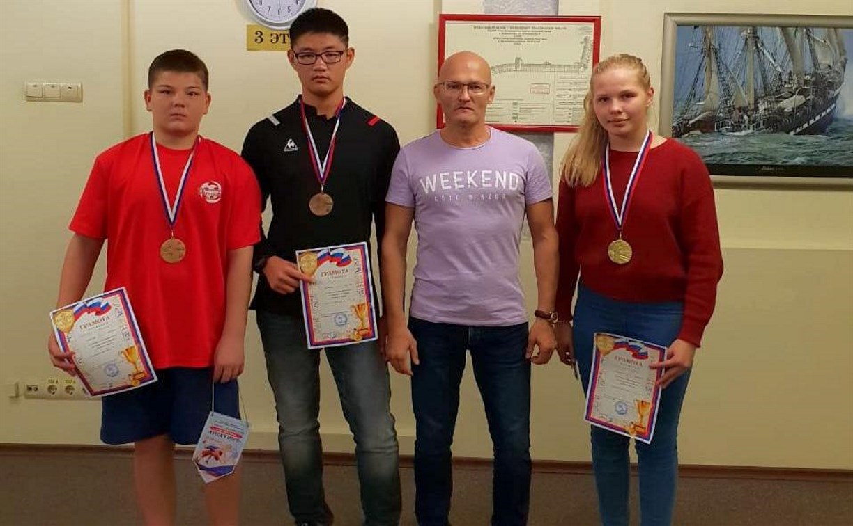 Сахалинские борцы завоевали пять медалей дальневосточного турнира