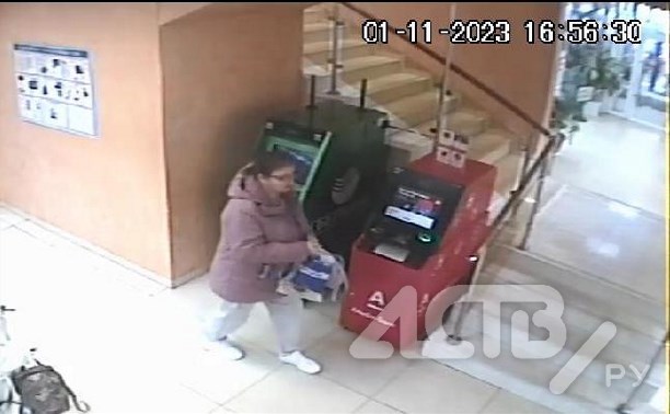 Установить личность подозреваемой в краже денег из банкомата просит сахалинская полиция