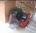 Установить личность подозреваемой в краже денег из банкомата просит сахалинская полиция