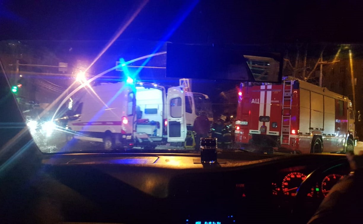 Девушка серьезно пострадала при столкновении седана и грузовика в Южно-Сахалинске
