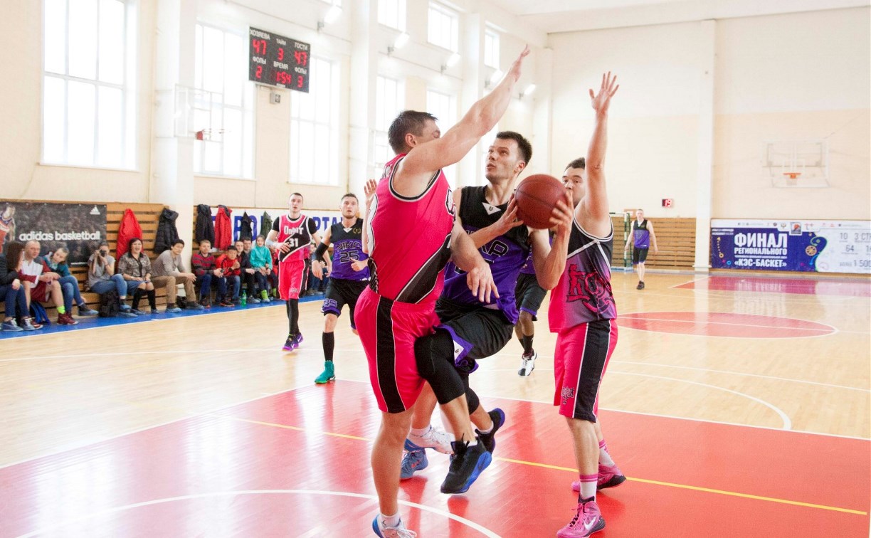 Чемпионат мужских команд по баскетболу продолжается в Южно-Сахалинске 