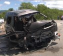 Лобовое столкновение микроавтобуса с внедорожником произошло на сахалинской автотрассе (ВИДЕО)