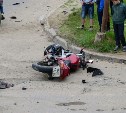 Два человека пострадали в результате столкновения мотоцикла и внедорожника в Охе