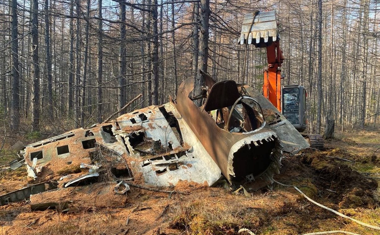 На Сахалине активисты "Поискового движения России" вывезли из леса остов самолёта Ил-10