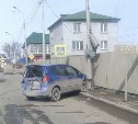 Иномарка врезалась в светофор в Южно-Сахалинске
