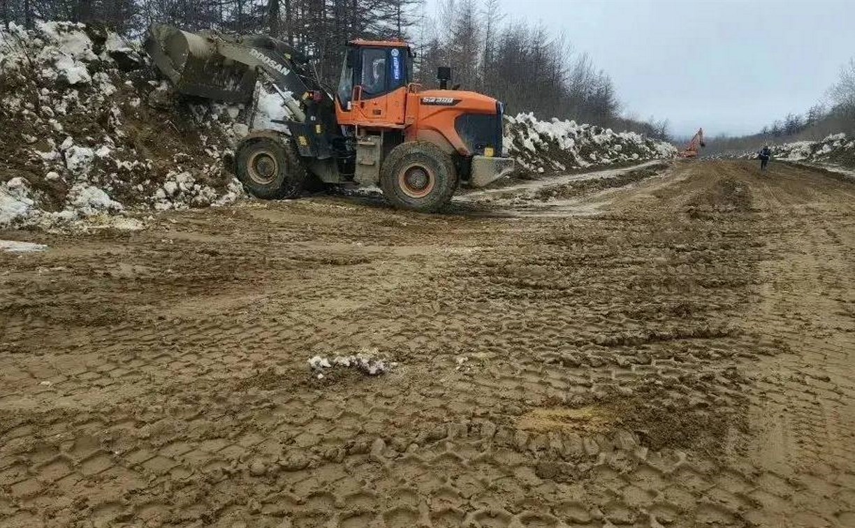 На федеральной трассе в Ногликском районе выполнили профилирование