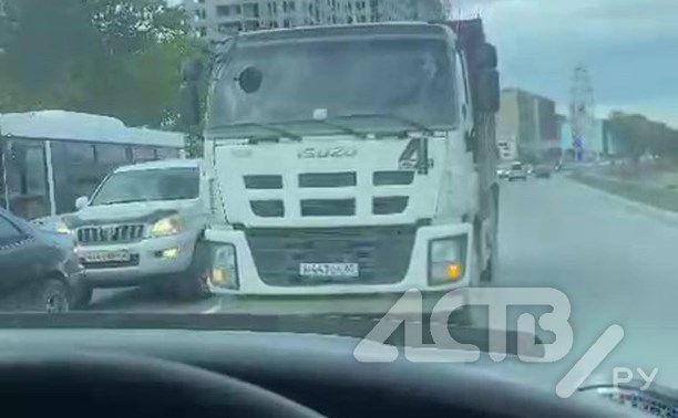 Конфликт водителей в Южно-Сахалинске: большегруз на час остановил движение по встречной