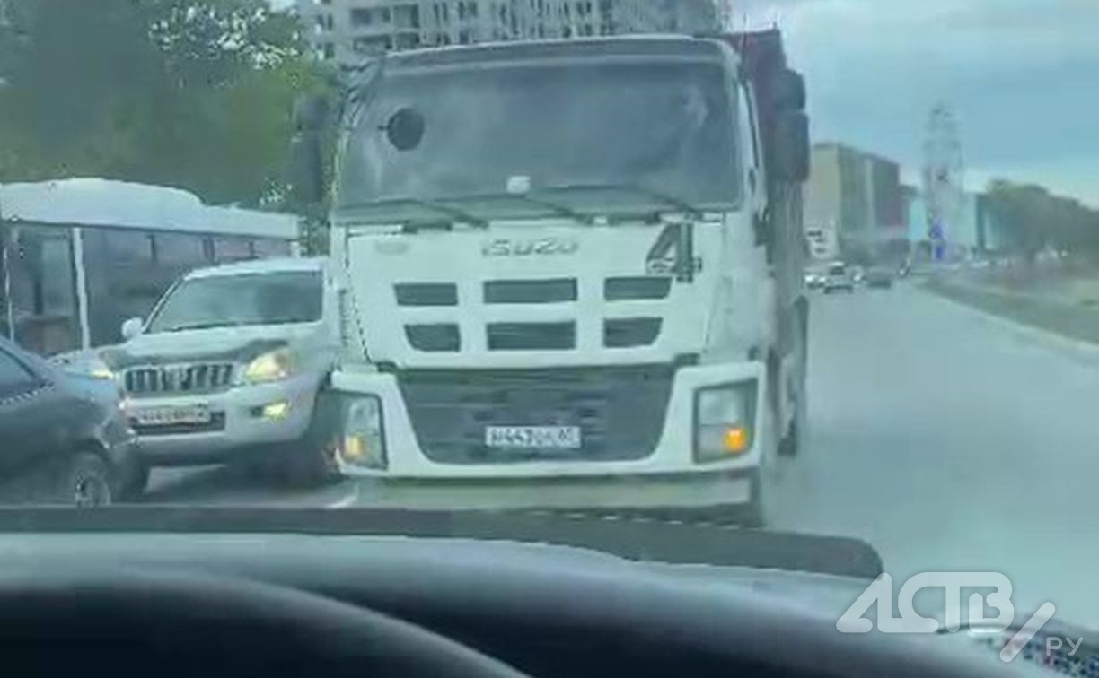Конфликт водителей в Южно-Сахалинске: большегруз на час остановил движение по встречной
