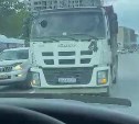 Конфликт водителей в Южно-Сахалинске: большегруз на час остановил движение по встречной