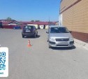 Трехлетняя девочка на парковке в Смирных выбежала прямо под колеса автомобиля