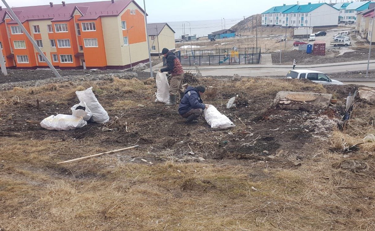 На Курилах жители не вышли на уборку хлама во дворе и наблюдали из окон, как это делают другие