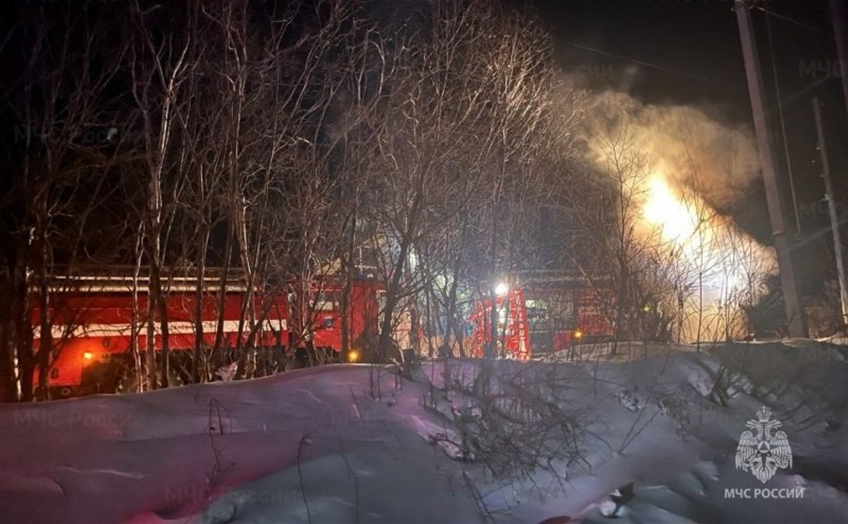 В Углегорске огонь охватил 90 квадратов нежилого дома, пожар тушили всю ночь 