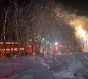 В Углегорске огонь охватил 90 квадратов нежилого дома, пожар тушили всю ночь 