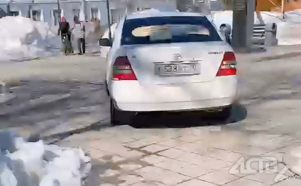 В Южно-Сахалинске нашли и наказали таксиста, который рассекал на автомобиле по скверу