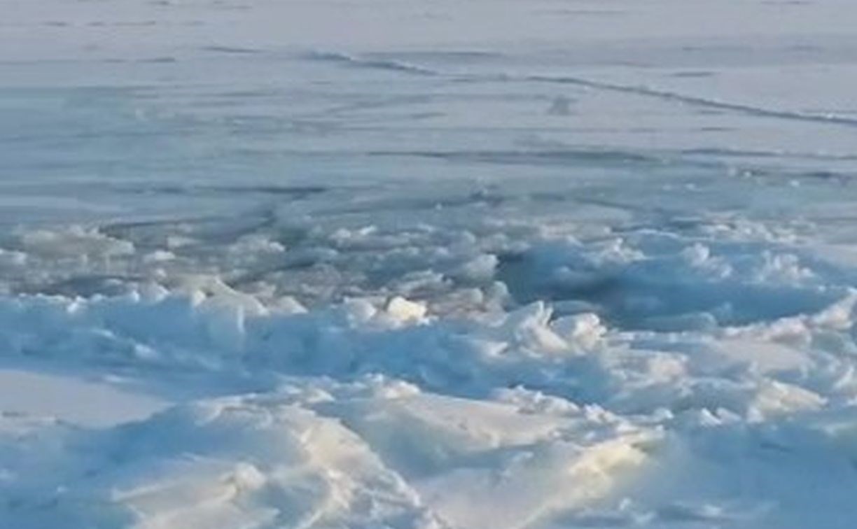 Припай взломало у берегов Сахалина - рыбаки и снегоходчики массово покидают лёд