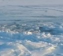 Припай взломало у берегов Сахалина - рыбаки и снегоходчики массово покидают лёд