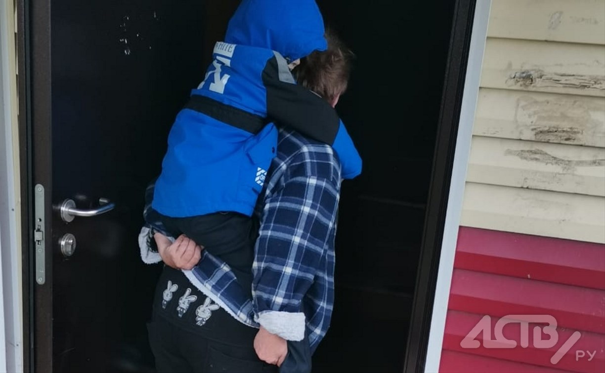 Жители дома в Ногликах на спине носят детей по затопленным подъездам