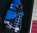 Жители дома в Ногликах на спине носят детей по затопленным подъездам