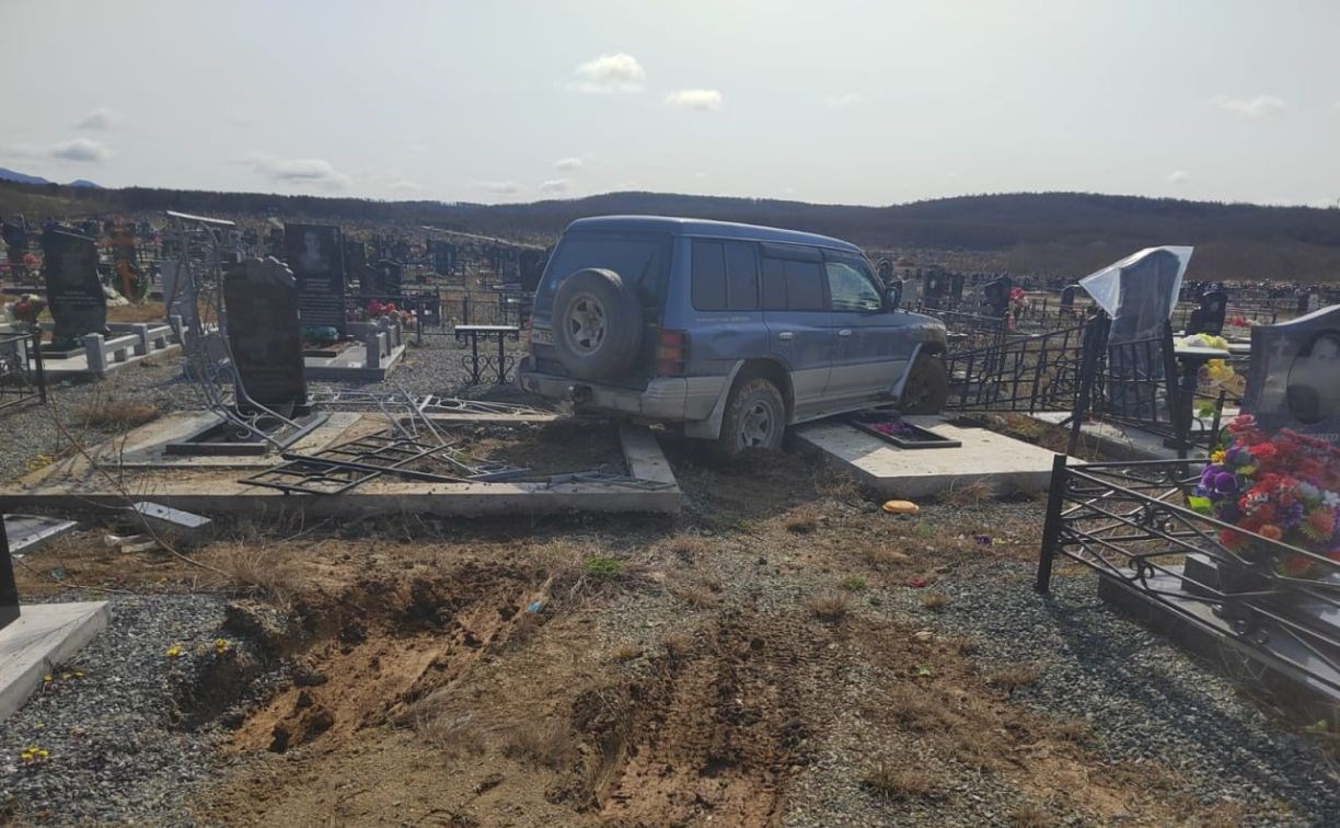 Вопиющий случай на сахалинском кладбище: автомобилист проехал по могилам и снёс несколько памятников