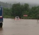 На затопленной сахалинской трассе "захлебнулись" легковушка и автомобиль Почты России