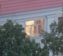 "Разбили окно, включили свет": подростки вновь атакуют аварийную гостиницу в Южно-Сахалинске