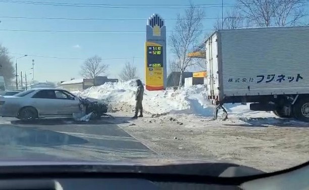 В Южно-Сахалинске Toyota Mark II въехала в грузовик в районе "Роснефти"