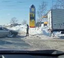 В Южно-Сахалинске Toyota Mark II въехала в грузовик в районе "Роснефти"