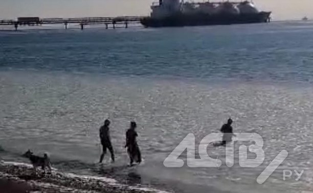 Сахалинцы искупались в ледяной воде