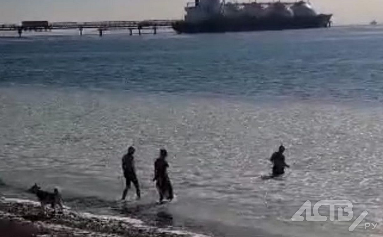 Сахалинцы искупались в ледяной воде 