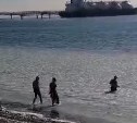 Сахалинцы искупались в ледяной воде 