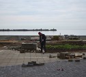Скамейки, качели, навесы, бинокль появятся на площади Мира в Холмске