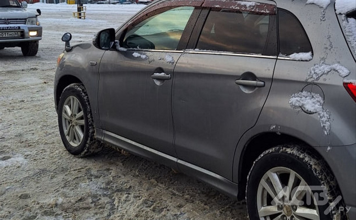 Неизвестный столкнулся с Mitsubishi RVR и скрылся с места ДТП в Южно-Сахалинске