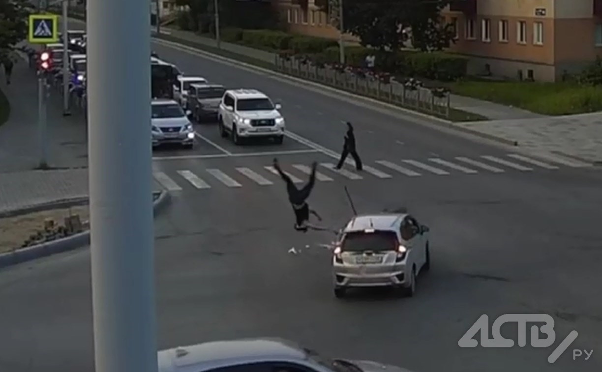 Байкер буквально взлетел: сахалинская полиция продолжает искать очевидцев столкновения  мотоцикла и Honda Fit