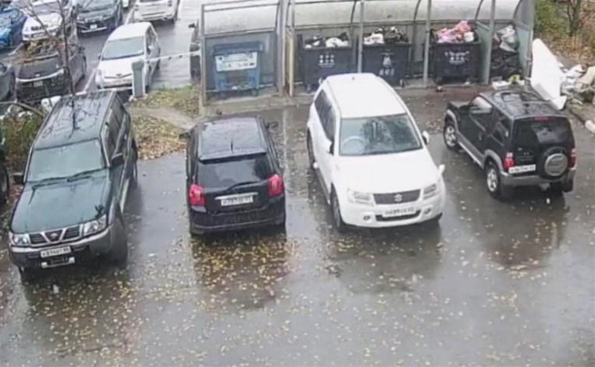 В Южно-Сахалинске составили ТОП-10 дворов, где автомобилисты мешают вывозу мусора 