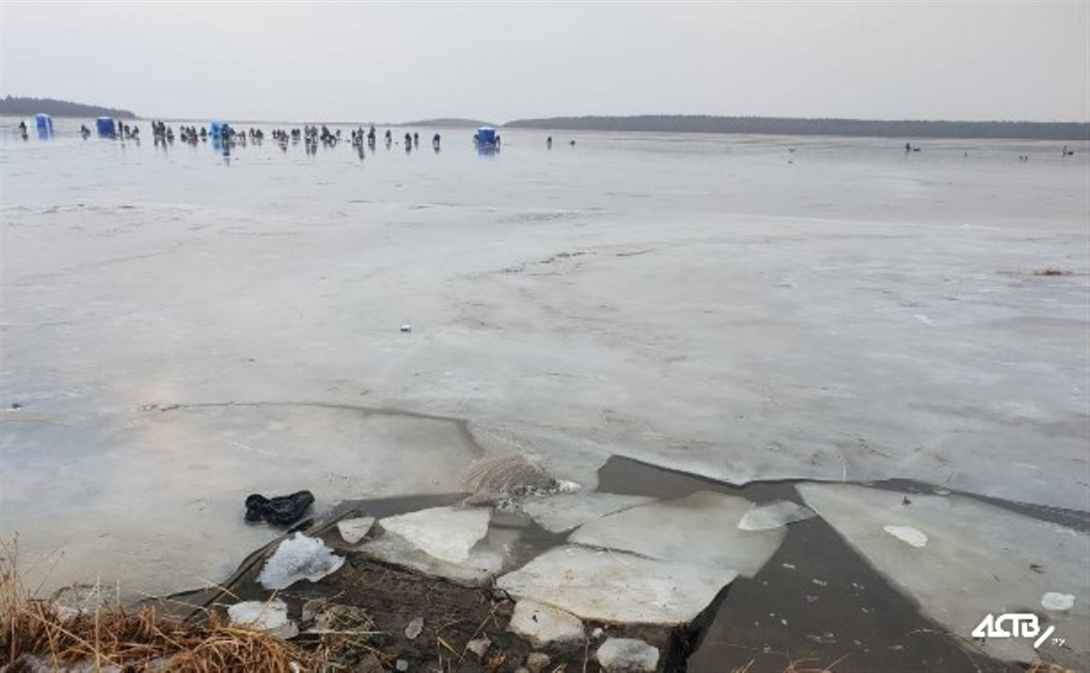 Лед в заливе Мордвинова деформируется и дробится