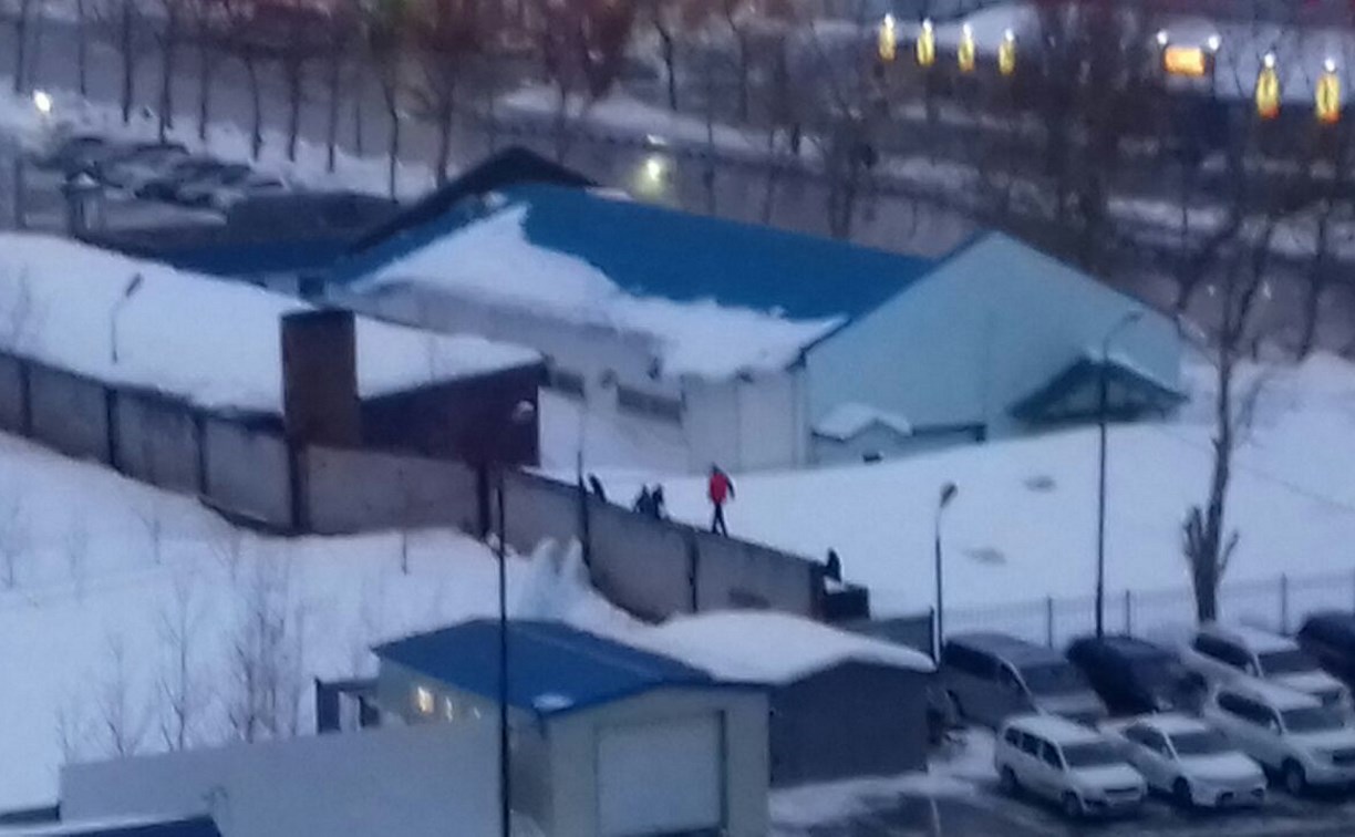 В Южно-Сахалинске школьники катаются на фонарном столбе
