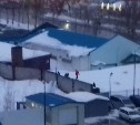 В Южно-Сахалинске школьники катаются на фонарном столбе