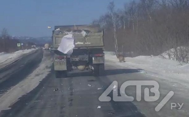 "Мусорный ветер": грузовик в Южно-Сахалинске закидал машины и дорогу бытовыми отходами