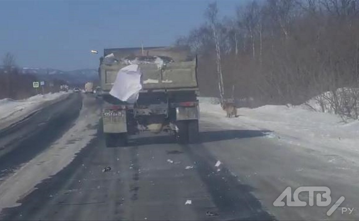 "Мусорный ветер": грузовик в Южно-Сахалинске закидал машины и дорогу бытовыми отходами