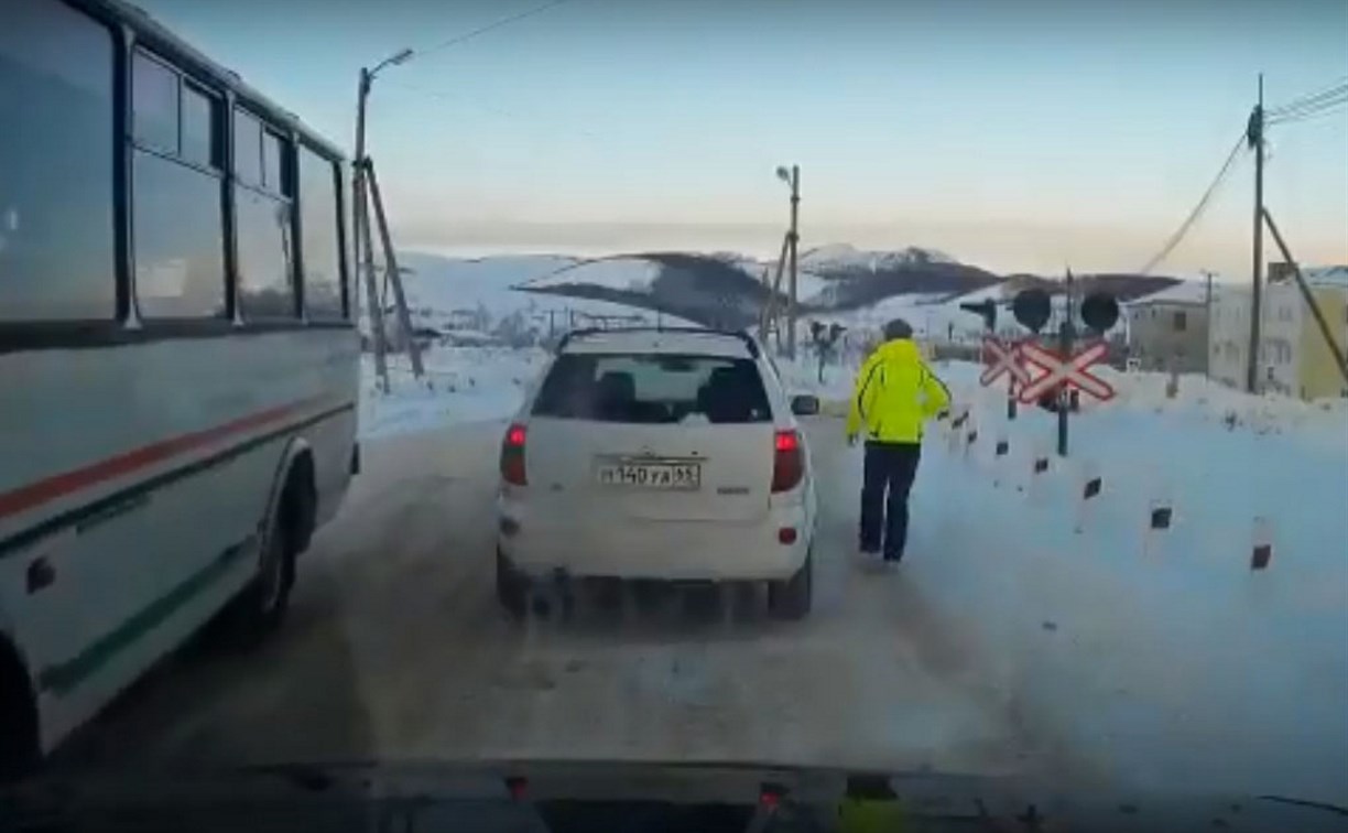 В Чехове поезд насмерть сбил мужчину на снегоходе