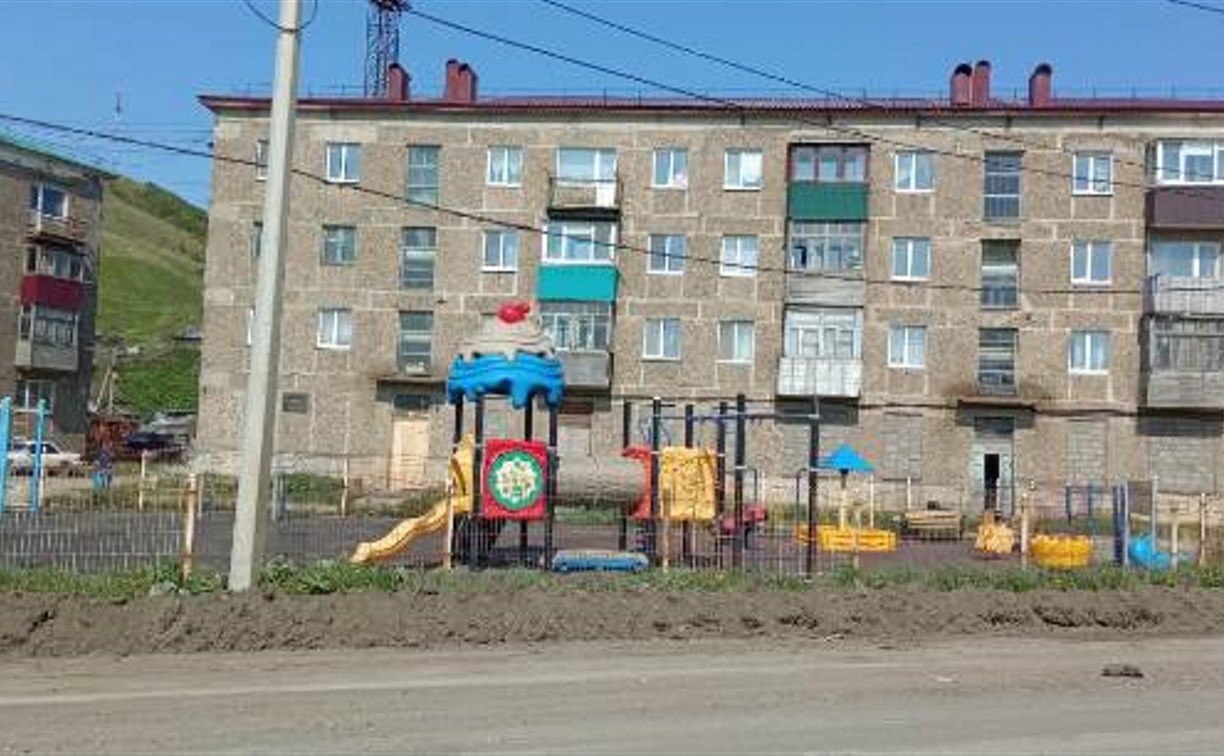 Жители Чехова боятся, что бетонный столб рухнет на детскую площадку