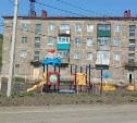 Жители Чехова боятся, что бетонный столб рухнет на детскую площадку