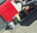 Автомобилисты в Томаринском районе набирают бензин почти в десяток канистр за раз во время дефицита топлива 