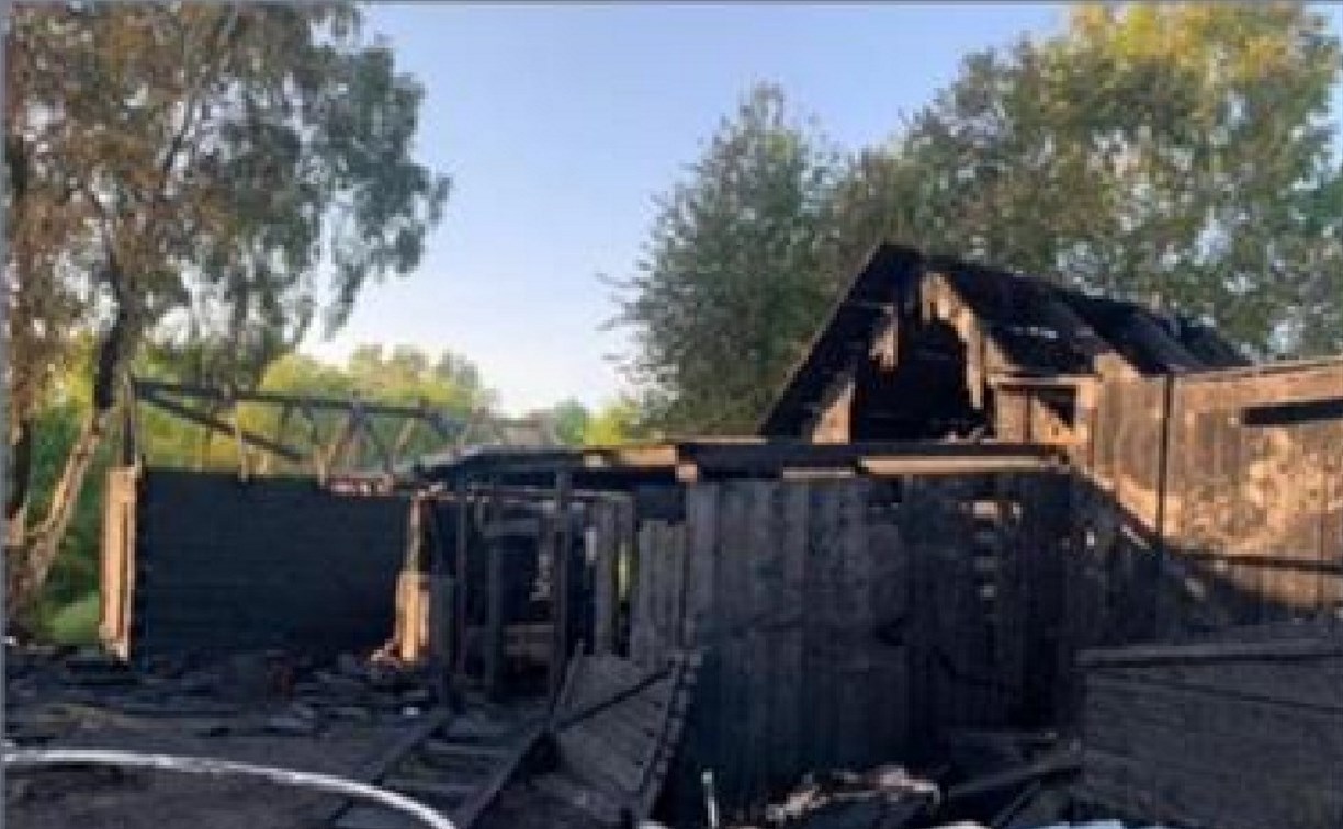 Мать и четверо детей остались без одежды после пожара в сахалинском селе 