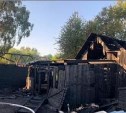 Мать и четверо детей остались без одежды после пожара в сахалинском селе 