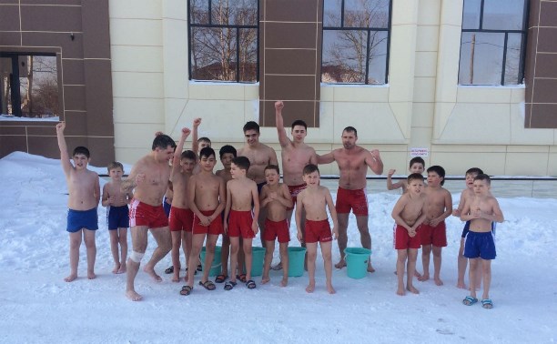 Самбисты из Корсакова на морозе облились ледяной водой 