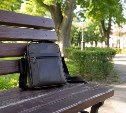 18-летняя южносахалинка забрала сумку с детской площадки и выбросила ключи